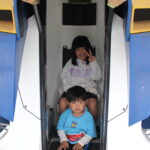 モビルスーツの搭乗体験をするきょうだい