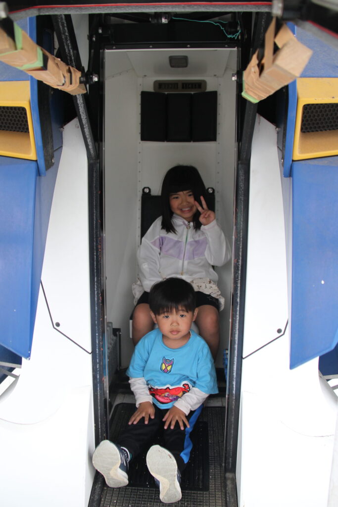 モビルスーツの搭乗体験をするきょうだい