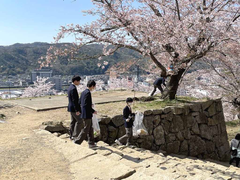 津山城内を見回り清掃を行う商業高校の生徒=2023年4月3日午前10時3分