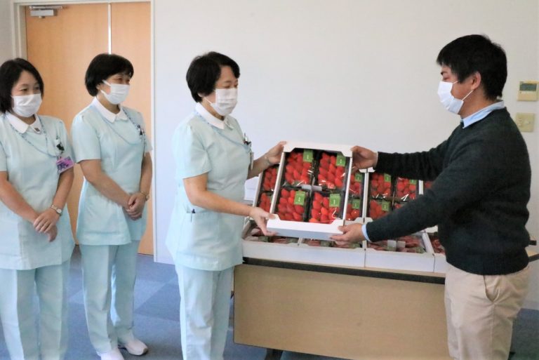美作農園から津山中央病院（川崎）にイチゴ１００パック贈呈