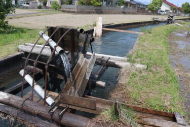 心地よい水音を立てて回る水揚げ水車=岡山県津山市で