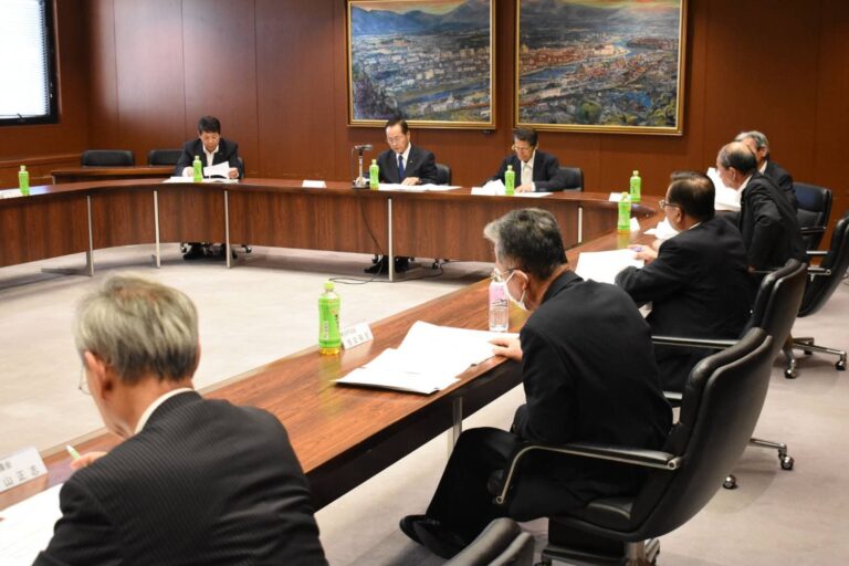 事業計画を協議する森林・林業活性化促進議員連盟のメンバー