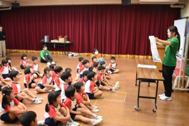 防災について学ぶ園児たち=岡山県津山市で