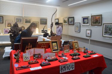 第17回落合まちかど展覧会（落合文化協会主催）が真庭市落合地区の民家や店、企業、神社仏閣など23会場で開かれている