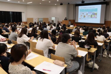 津山信用金庫職員の講義に耳を傾ける1年生たち＝岡山県津山市で