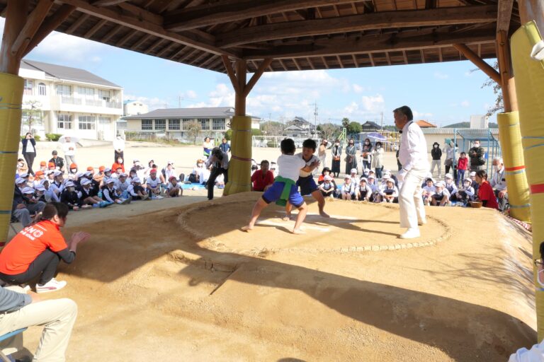 白熱した攻防戦を繰り広げる子どもたち＝岡山県津山市で