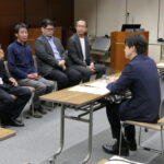 光井市長と意見を交わす地域おこし協力隊員