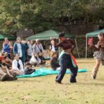 パフォーマンスに見入る来場者=岡山県津山市で