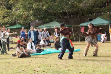 パフォーマンスに見入る来場者=岡山県津山市で
