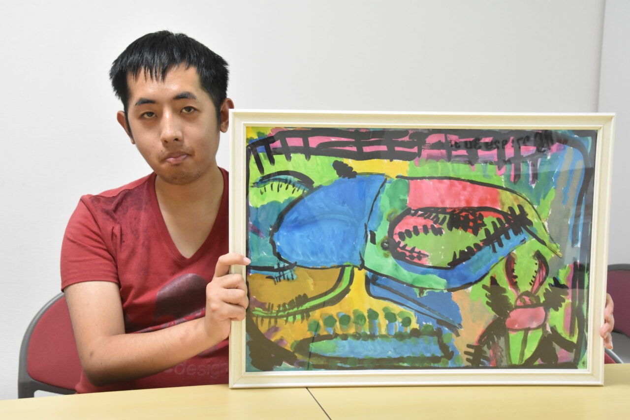 尾崎さんと交流展に出展した作品（2019年11月27日付本紙より）=岡山県津山市で