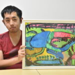 尾崎さんと交流展に出展した作品（2019年11月27日付本紙より）=岡山県津山市で