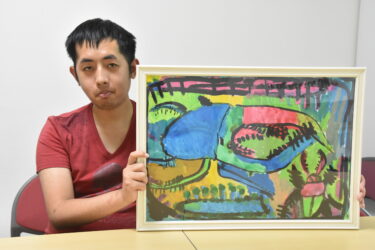 尾崎さんと交流展に出展した作品（2019年11月27日付本紙より）=岡山県津山市で