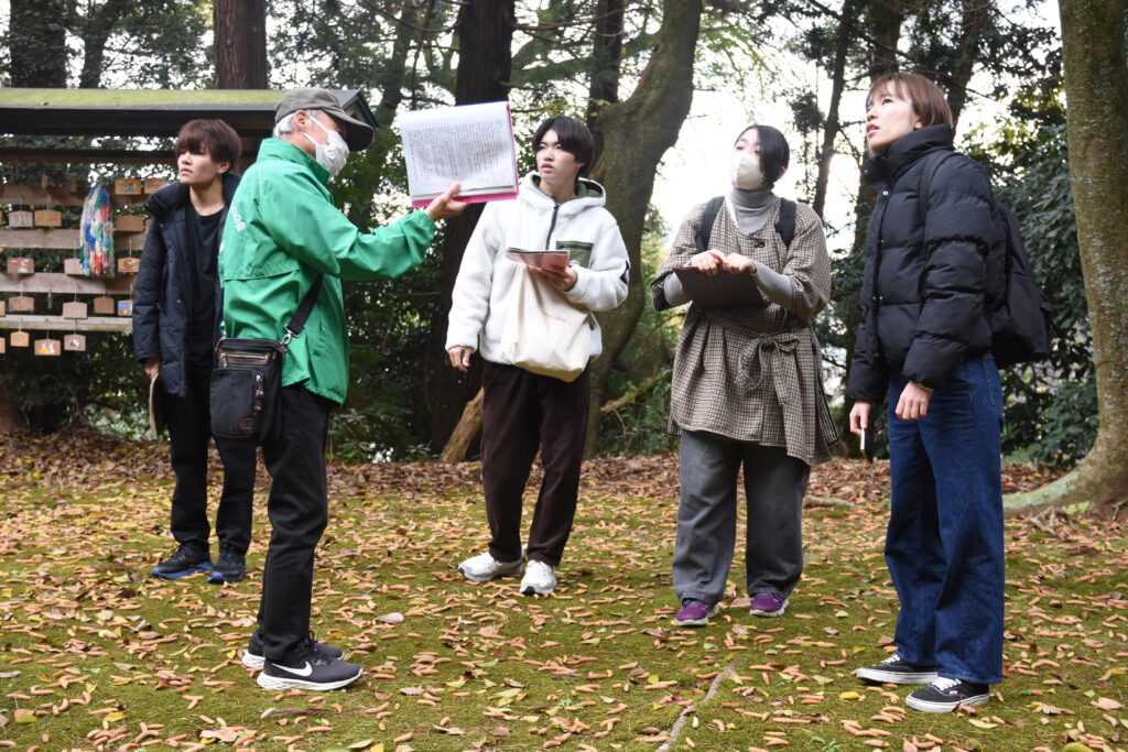 大隅神社を取材する学生たち