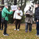 大隅神社を取材する学生たち