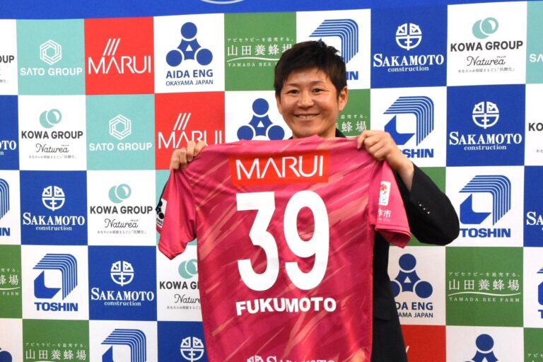 新背番号39番（サンキュー）を手に喜ぶ福元選手=岡山県美作市で