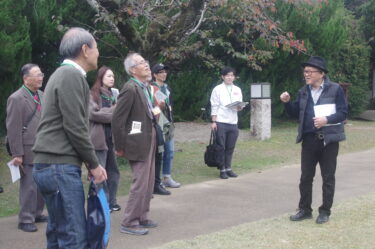 「生命の雫 柿ゼリー完成記念」　美術家・太田三郎さんと　和やかに散策／岡山・津山市