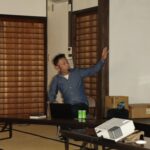 新作出版を記念した講演会で語る稲葉さん