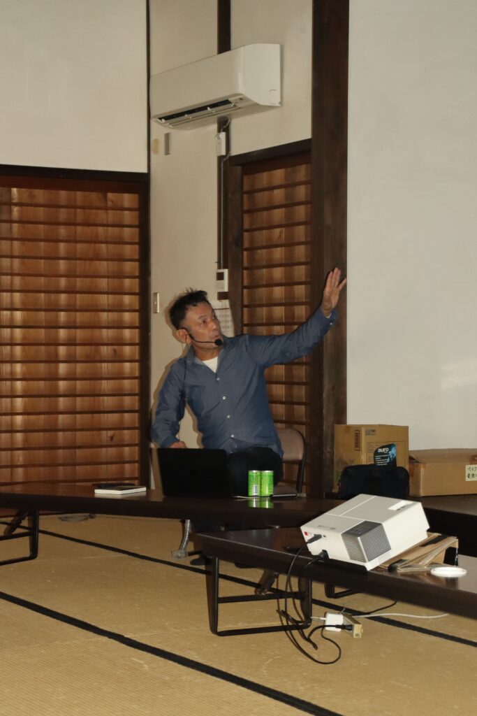 新作出版を記念した講演会で語る稲葉さん