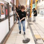 念入りに清掃するファンたち=岡山県津山市で