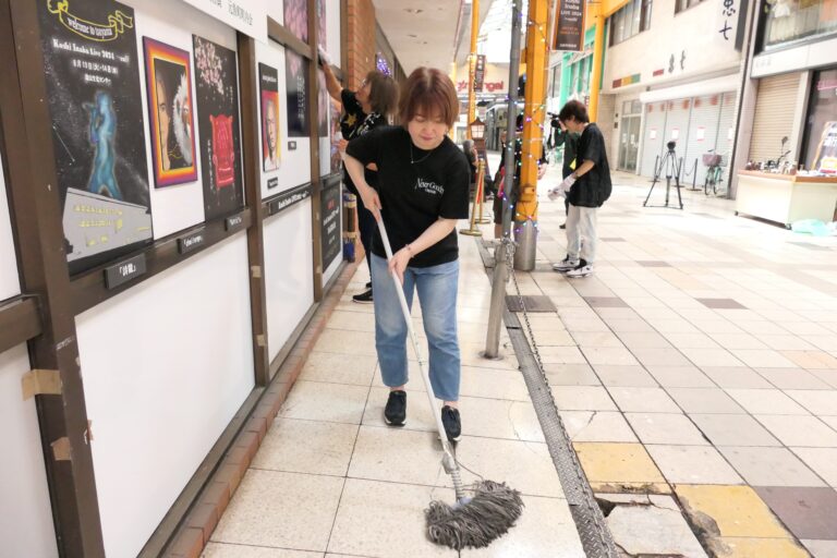 念入りに清掃するファンたち=岡山県津山市で