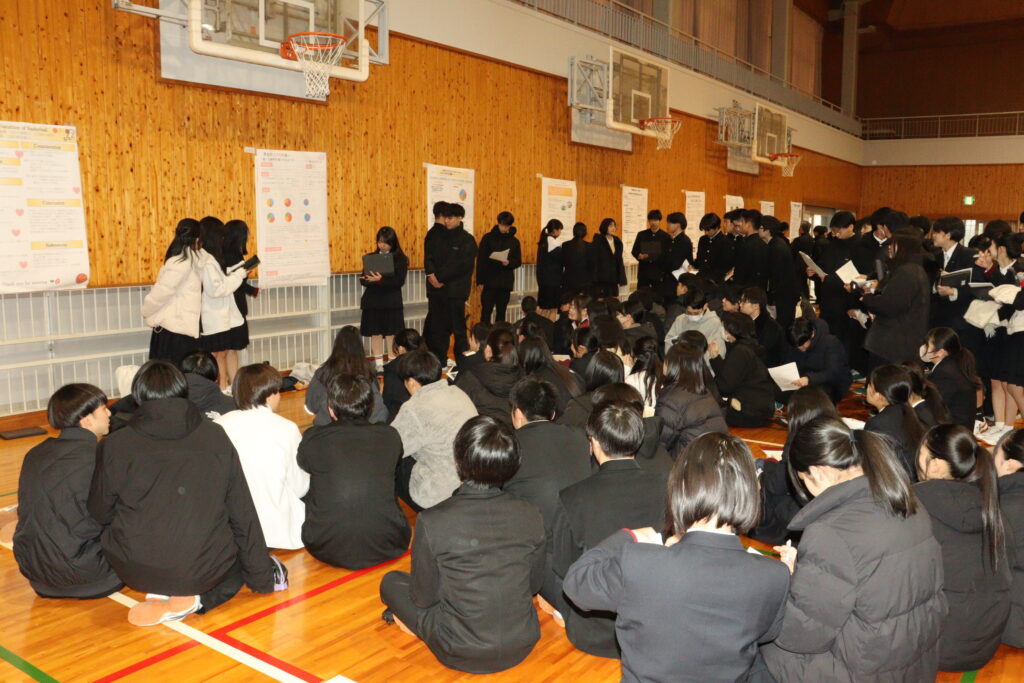 グループ発表する生徒