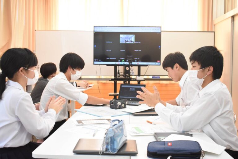 スマホに対する取り組みを発表する旭学園の生徒たち=岡山県美咲町で