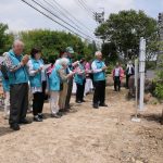 植樹した苗木の前で円仁の冥福を祈る参加者