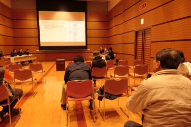 計画案に対して意見を述べる参加者=岡山県鏡野町で