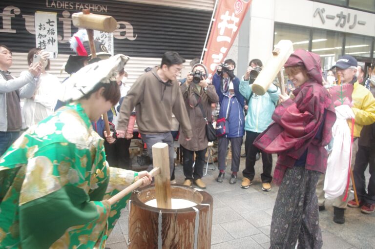 餅つきをする岡山湯郷ベルの選手たち=岡山県津山市で