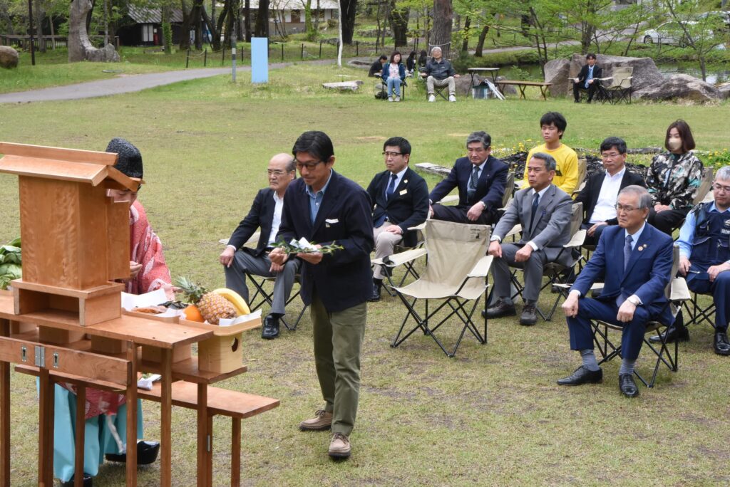 山開きの神事で玉ぐしを奉てんする参加者