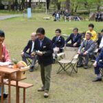 山開きの神事で玉ぐしを奉てんする参加者