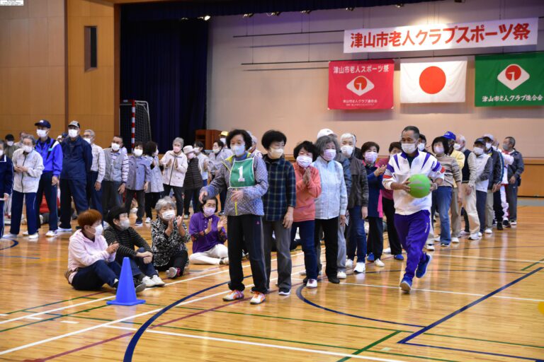 ボール送りリレーに挑戦する参加者=岡山県津山市で