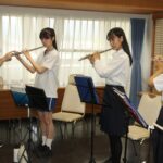 プロの演奏家からレッスンを受ける参加者