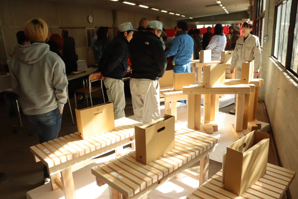 会場に並んだ訓練生の製品