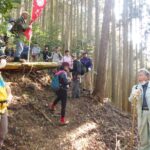 矢筈山城跡の史跡について説明を聞く参加者=岡山県津山市で