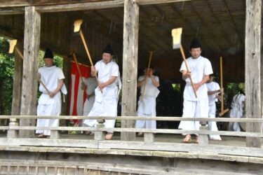 神楽殿で行われたお田植え祭り=岡山県津山市で