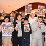 来場を呼びかける4PRIDEや関係者と子どもたち=岡山県津山市で