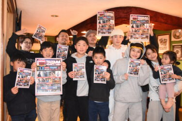 来場を呼びかける4PRIDEや関係者と子どもたち=岡山県津山市で