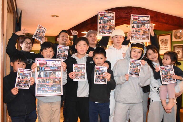 来場を呼びかける4PRIDEや関係者と子どもたち=岡山県津山市で