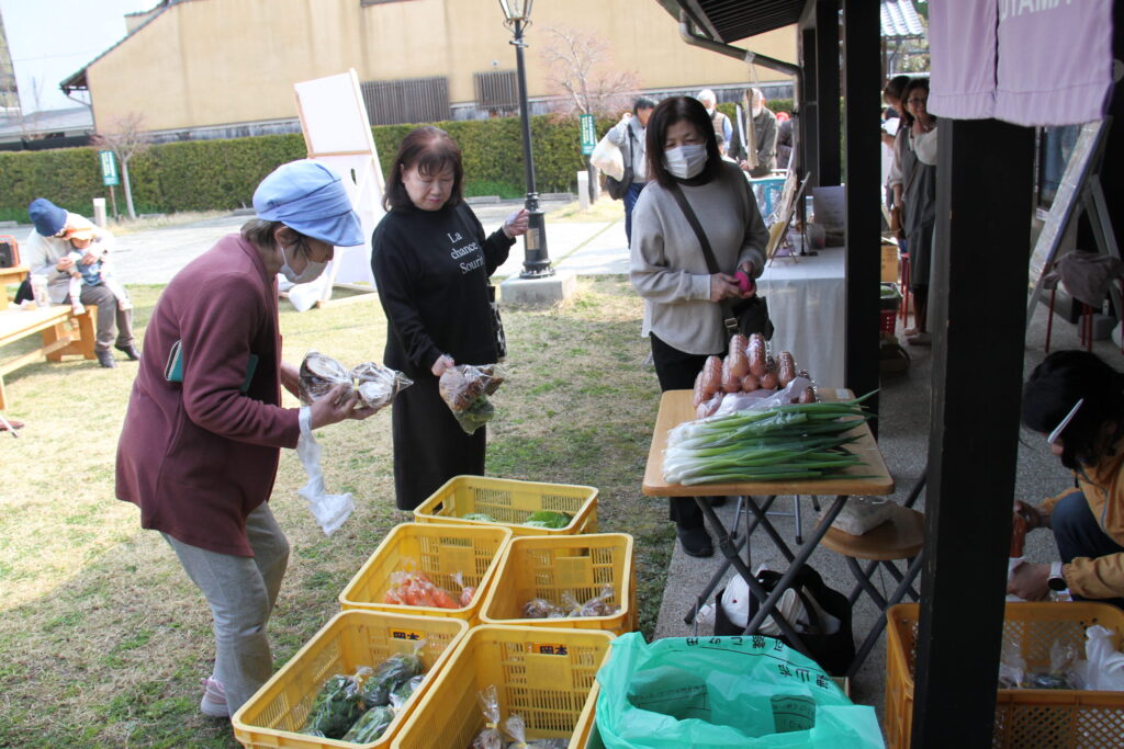 お目当てのブースで買い物する参加者