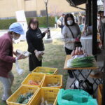 お目当てのブースで買い物する参加者