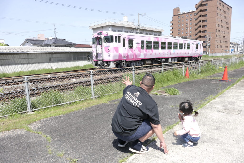 津山まなびの鉄道館から見える列車を眺める親子