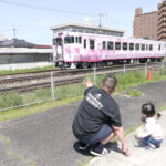 津山まなびの鉄道館から見える列車を眺める親子