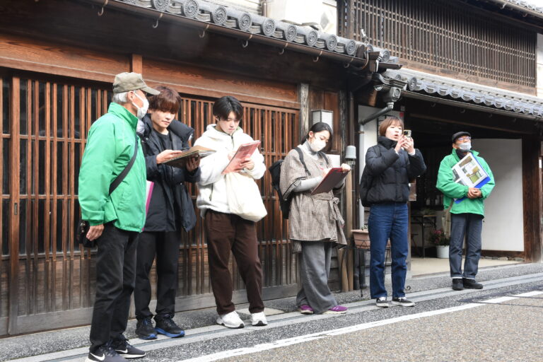 城東地区の観光スポットを取材する学生たち=岡山県津山市で