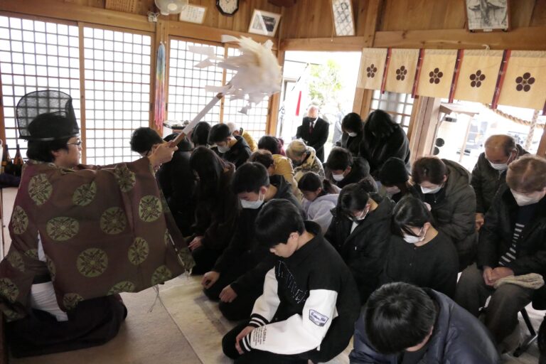 合格を祈願する受験生と保護者ら=岡山県真庭市で