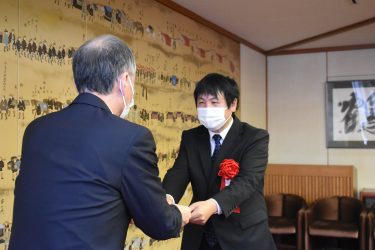 新規就農者の就業奨励金を米井崇恭さんへ贈る / 岡山県津山市　岡山県農林漁業担い手育成財団
