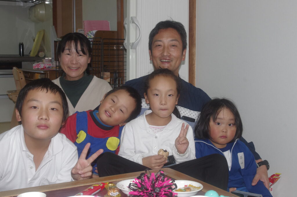 本山さん夫婦と子どもたち