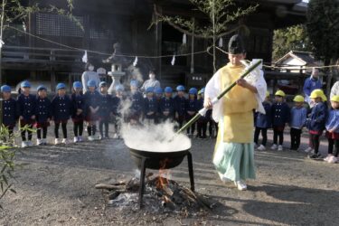 美作総社宮の湯立て神事の様子