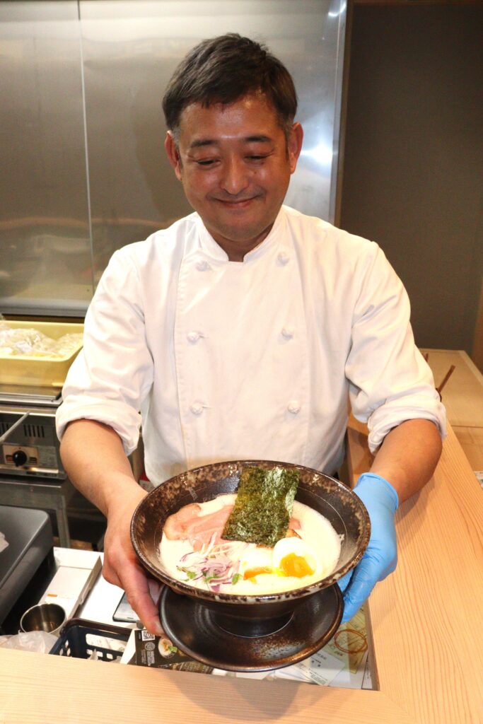 こだわりの「泡豚ラーメン」と料理人の赤座さん