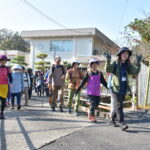 岩屋城跡へ向け出発した家族連れら